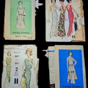 Könnte beinhalten: Vier Vintage-Schnittmusterumschläge mit Illustrationen verschiedener Kleiderstile. Die Umschläge enthalten Texte wie Printed Pattern 9427, Quickie, Weigel's Shift in a Jiffy 2356 und Printed Pattern 9133, die verschiedene Kleidungsdesigns zeigen.