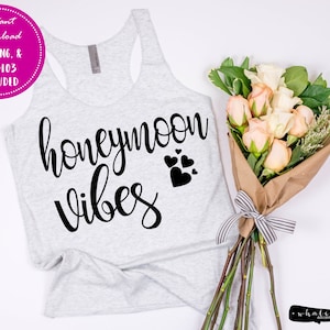 Honeymoon Vibes SVG, PNG i pliki Studio3. Idealny plik cutfile do stworzenia topu na ramiączkach, który założysz pierwszego dnia miesiąca miodowego.