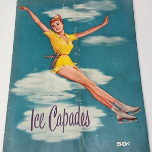 Könnte beinhalten: Vintage "Ice Capades" Programmcover mit einer Frau in gelbem Skating-Outfit, Arme ausgestreckt, vor blauem Himmel mit Wolken. Der Titel "Ice Capades" ist in lila Schrift, mit dem Preis "50¢" unten rechts.