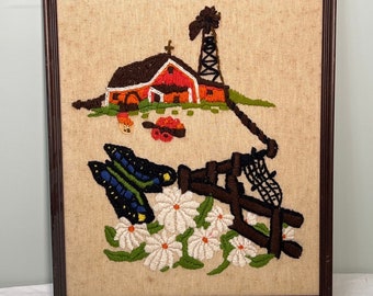 Obraz z farmy haftowany metodą Crewel 17x20,5" oprawiony w ramę, ręcznie robiony