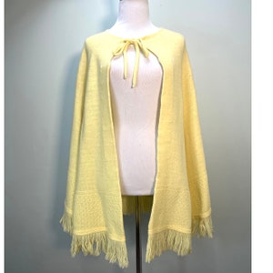 Pull poncho vintage à franges jaunes des années 60 et 70, cape mod ouverte sur le devant