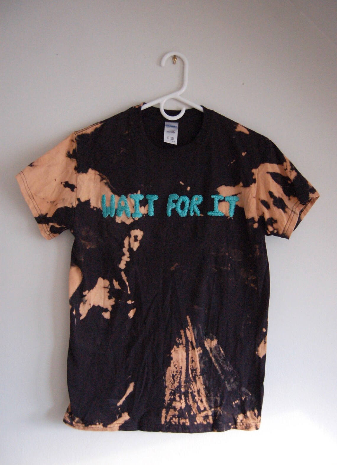 T Shirt Tie And Dye Javel Petit format Noir teint à leau de Javel brodé attendre | Etsy
