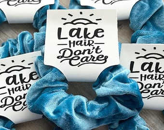 Coleteros de terciopelo "Lake Hair Don't Care" - Recuerdos para fiestas de viajes al lago, regalos para despedidas de soltera en el lago, coleteros para viajes de chicas