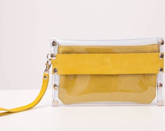 Bolso clutch de cuero y vinilo