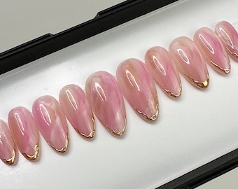Blush Bloom, marmo rosa e dettagli dorati su Tipping Press On Nail / Unghie finte / Qualsiasi forma / Unghie finte / Unghie finte / Unghie con colla