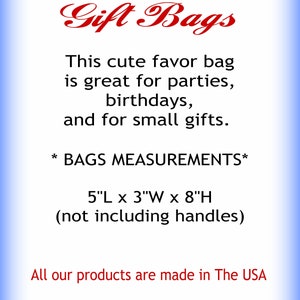 Może przedstawiać: Białe tło z napisem "Gift Bags" w czerwonym skrypcie. Poniżej tekst: "Ta urocza torba na upominki jest świetna na imprezy, urodziny i małe prezenty". Wymiary torby: 12,7 cm dł. x 7,6 cm szer. x 20,3 cm wys.
