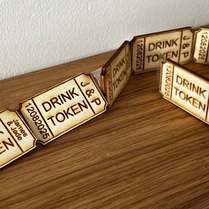 Fichas de bebida de abedul personalizadas para favores de boda Fiesta Celebración Boleto de madera