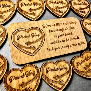 Carta di isolamento abbraccio tascabile in rovere / Regalo. Manda un abbraccio ai tuoi cari, non sentirti mai solo! Regalo in cassetta delle lettere in legno. Pubblica un abbraccio. Tieniti al sicuro