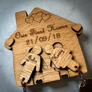 Porte-clés mural personnalisé en chêne, notre première maison, plaque en bois pour pendaison de crémaillère
