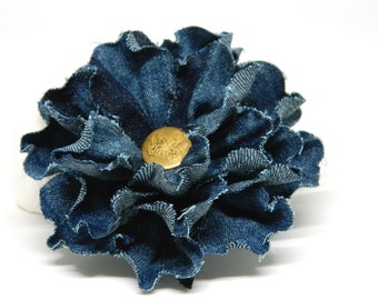 Spilla di fiori blu denim fatta a mano, spilla tessile, fiori di denim, rosa di tessuto denim, spilla di fiori, denim riciclato, spilla di fiori riciclati