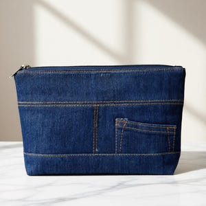 アップサイクルデニムのジッパー付きポーチ、カジュアルデニムのコスメバッグ、サステナブルなメイクアップバッグ、デニムのトラベルオーガナイザー、リサイクルジーンズのジッパー付きポーチ