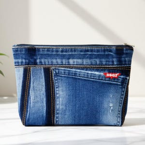 Trousse de voyage en denim recyclé : trousse de toilette en patchwork fait main