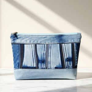 Trousse de voyage en denim recyclé : trousse de toilette en patchwork fait main