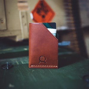 Tarjetero Vikingo Vanguard / Cuero buttero / Curtido vegetal / Cartera minimalista / Herencia nórdica / Hecho a mano en Ucrania