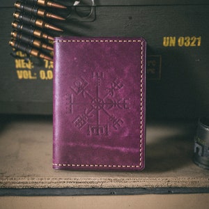 Funda de cuero para pasaporte Vegvisir, color morado