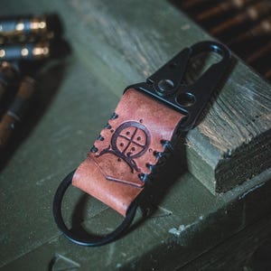 Iskogur キーチェーン | EDC | パーソナライズされたギフト | レザーキーホルダー | Norse Design