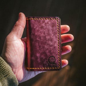 Minimalistische Wikinger Geldbörse | Leder-Kartenhalter | Pflanzlich gegerbt | Lila Geldbörse | Nordisches Design | Handgefertigt in der Ukraine