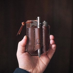 Organizador de bolsillo EDC de cuero, estuche EDC compacto con soporte para bolígrafo, palanca y linterna, equipo de uso diario.