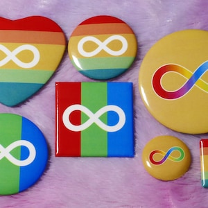 Peut inclure: Un ensemble de huit boutons en forme de symbole infini avec des motifs arc-en-ciel, rouge, vert et bleu. Les boutons sont ronds, en forme de cœur et carrés.