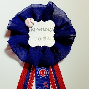 Pin de cinta para baby shower con temática de los Chicago Cubs para futuras mamás y ramillete para baby shower