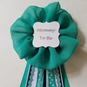 Pin de lazo para futura mamá con lunares en azul marino y aguamarina Pin para baby shower Corsage
