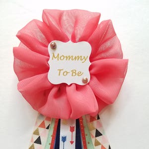 Pin tribal para baby shower con temática de coral y dorado, pin para futura mamá, ramillete de cinta