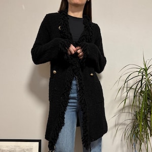 Cárdigan negro de bouclé Marella Regina, chaqueta de punto de lana 92% y cachemira Max Mara, vestido con flecos y botones dorados estilo Chanel, talla M.