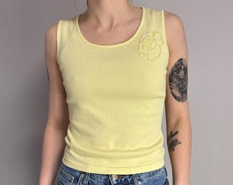 Top de punto sin mangas color amarillo pálido Paradiso con detalle floral y lentejuelas, talla S.
