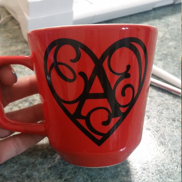 Coeur monogramme une tasse de café