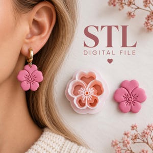 Puede incluir: Un pendiente rosa con forma de flor en un aro dorado, un cortador de arcilla de plástico blanco con forma de flor y una pieza de arcilla rosa con forma de flor. El texto dice STL DIGITAL FILE. El diseño presenta una flor de cinco pétalos.
