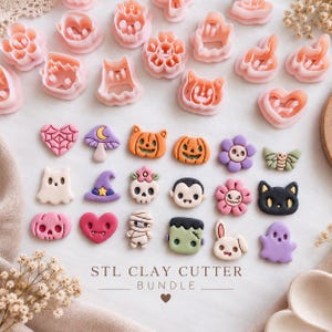 Könnte beinhalten: Eine Sammlung rosafarbener Kunststoff-Tonausstecher, angeordnet über einer Reihe bunter Tonformen wie Kürbisse, Geister, Totenköpfe, Herzen und Blumen. Der Text STL CLAY CUTTER BUNDLE ist mittig aufgedruckt, darunter ein kleines Herzsymbol.
