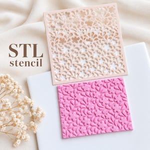 Op de afbeelding: Een vierkant lichtperzik sjabloon met een delicaat uitgesneden bloemen- en paisley-patroon, gecombineerd met een vierkante roze getextureerde tegel met hetzelfde reliëf bloemen- en paisley-ontwerp. De tekst STL stencil is in bruin gedrukt.