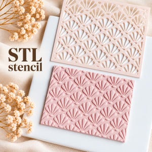 Op de afbeelding: Een rechthoekig lichtroze sjabloon met een uitgesneden schelppatroon en een rechthoekige oudroze getextureerde plaat met een verhoogd schelppatroon. De tekst STL stencil staat in donkerbruin aan de linkerkant van de afbeelding.