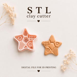 Op de afbeelding: Een lichtroze stervormige kleisnijder en een bijpassend beige stervormig kleistuk met een doorgestikt patroon van hartjes, bloemen en rasterlijnen. De tekst luidt S T L clay cutter en DIGITAL FILE FOR 3D PRINTING.