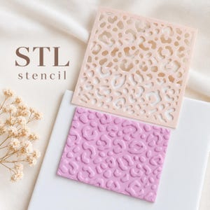 Op de afbeelding: Een vierkant lichtbeige sjabloon met een uitgesneden luipaardpatroon en een rechthoekige lavendelkleurige plaat met een verhoogde, reliëf luipaardtextuur. De tekst STL stencil staat in bruin aan de linkerkant van de afbeelding.