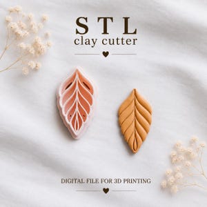 Puede incluir: Un cortador de arcilla rosa claro con forma de hoja y un recorte de arcilla amarillo mostaza. El texto dice STL clay cutter y DIGITAL FILE FOR 3D PRINTING. El diseño presenta una vena central con venas laterales simétricas.