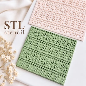 Puede incluir: Dos plantillas cuadradas con un patrón repetitivo de flores en relieve, líneas onduladas y formas de chevrón. Una plantilla es de color rosa claro y la otra es de color verde salvia. El texto STL stencil está impreso en marrón a la izquierda.