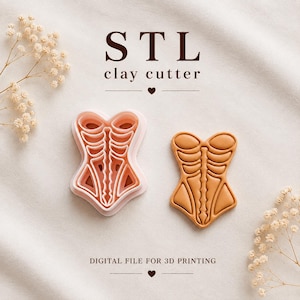 Op de afbeelding: Een lichtroze kleisnijder in de vorm van een korset en een beige kleivorm met een ribbenkastontwerp. De tekst luidt STL clay cutter en DIGITAL FILE FOR 3D PRINTING. De voorwerpen liggen op een neutrale stoffen achtergrond met gedroogde bloemen.