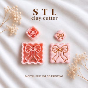 Könnte beinhalten: Vier hellrosa Ton-Ausstechformen mit Schleifenmotiven und gewellten Rändern. Der Text STL clay cutter und DIGITAL FILE FOR 3D PRINTING ist sichtbar. Zwei Formen sind quadratisch und zwei sind kleiner und rautenförmig mit Schleifen.