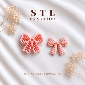Op de afbeelding: Een lichtroze strikvormige kleisnijder en een bijpassende roze strik-uitsnede met goudkleurige details. De tekst S T L clay cutter en DIGITAL FILE FOR 3D PRINTING zijn zichtbaar. Het object is een digitaal bestand voor 3D-printen.