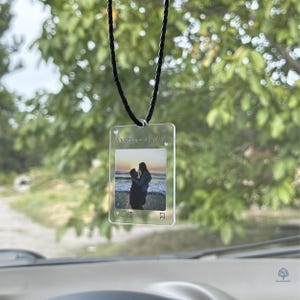 パーソナライズされたイニシャル入り車用バックミラー写真ハンガー、カスタム写真入り車用ミラータグ、写真入りドライブセーフ、バックミラーオーナメント、新米パパへのギフト