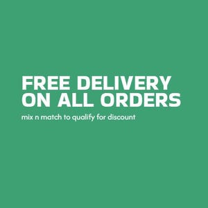 Puede incluir: Fondo verde con texto blanco que dice "ENV&Iacute;O GRATIS EN TODOS LOS PEDIDOS" y "mezcla y combina para calificar para el descuento".