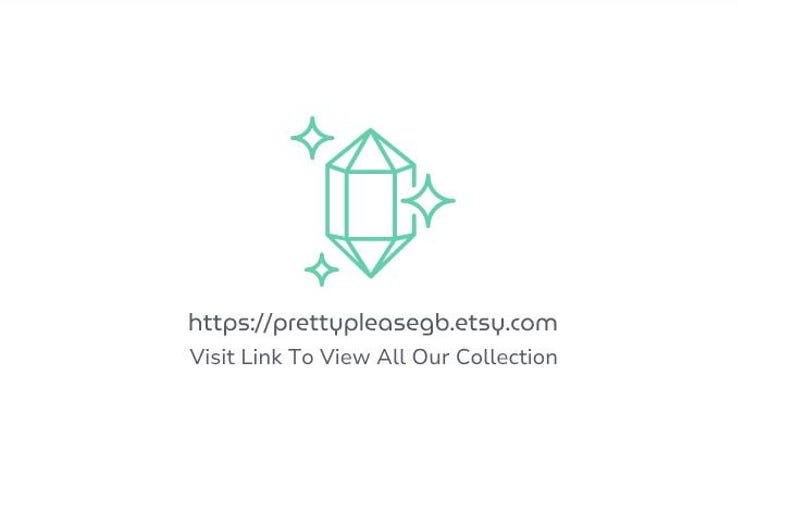 Puede incluir: Un dibujo de l&iacute;nea azul turquesa de una gema brillante con el texto "https://prettypleasegb.etsy.com Visita el enlace para ver toda nuestra colecci&oacute;n"
