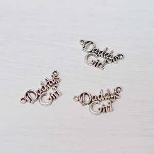 Añade un dije con la palabra Daddy&#39;s Girl a tu collar