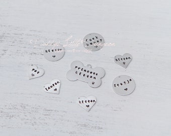 Personalisierte Schlüsselanhänger - Fügen Sie Ihrem Halsband einen benutzerdefinierten handgestempelten Anhänger mit Namen oder Spitznamen hinzu