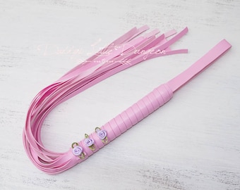 Chicote BDSM rosa com rosas roxas - Cute Bondage Flogger - Brinquedo de impacto para palmadas e açoites - Sexo excêntrico - Equipamento de fetiche - Femdom - maduro