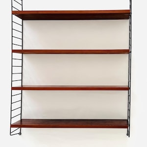 Könnte beinhalten: Ein Set aus drei Keramikbechern mit gesprenkelter, matter Oberfläche. Die Becher sind in Creme-, Hellgrau- und Dunkelgrautönen gehalten. Jeder Becher hat ein schlichtes, minimalistisches Design.
