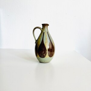 Vacker studiotillverkad keramikkanna, signerad. Tyskland 1981