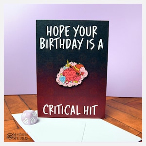 Carte d'anniversaire avec épingle en émail Critical Hit