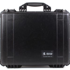 以下が含まれることがあります： 黒いPelican 1550ケース。上部にハンドルと2つのラッチが付いています。ケースは長方形で、角が補強されており、テキストの入った小さなラベルが付いています。 繊細な機器を保護するように設計されています。